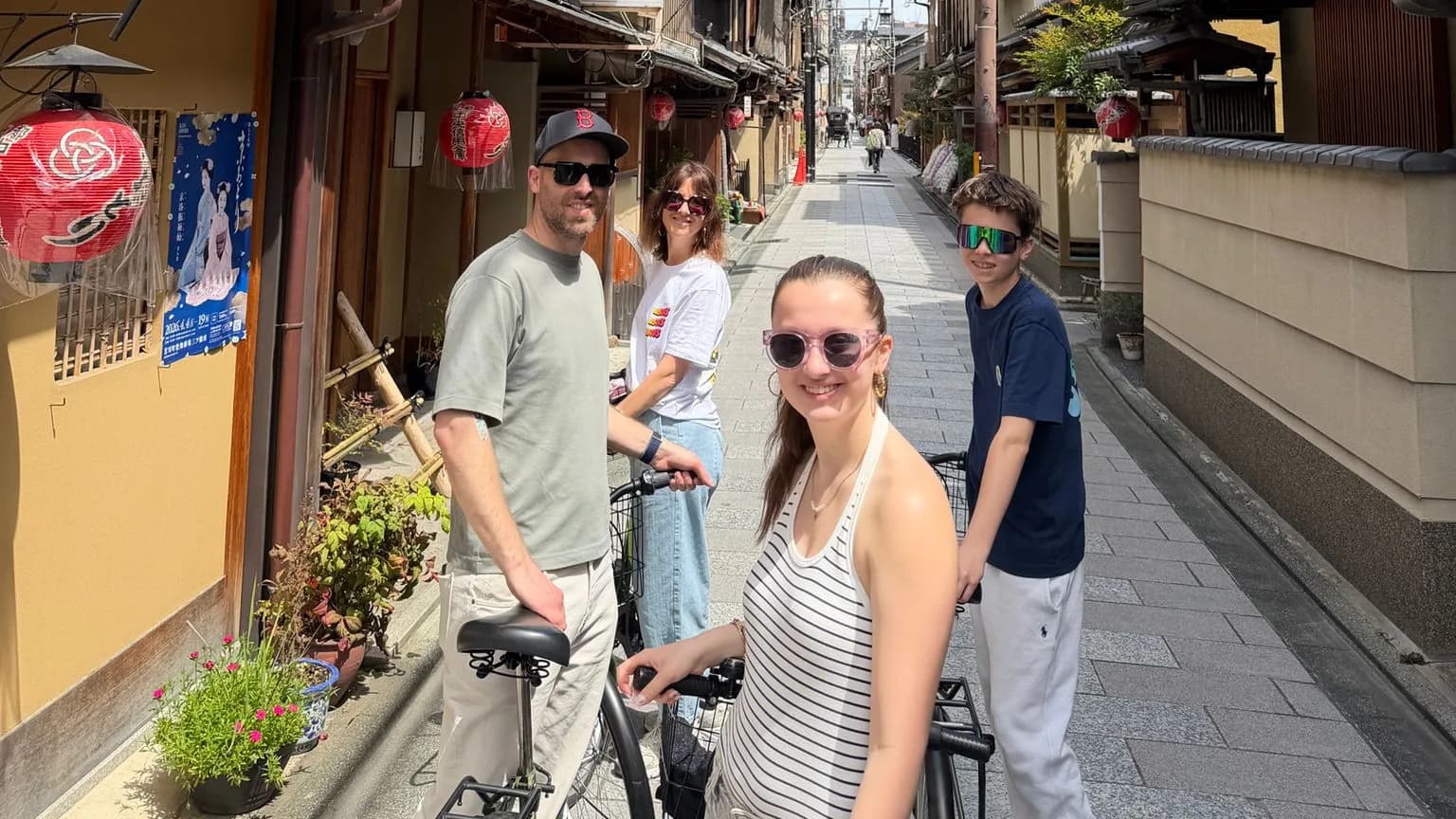 une famille de quatre profitant d'une découverte à vélo dans Kyoto
