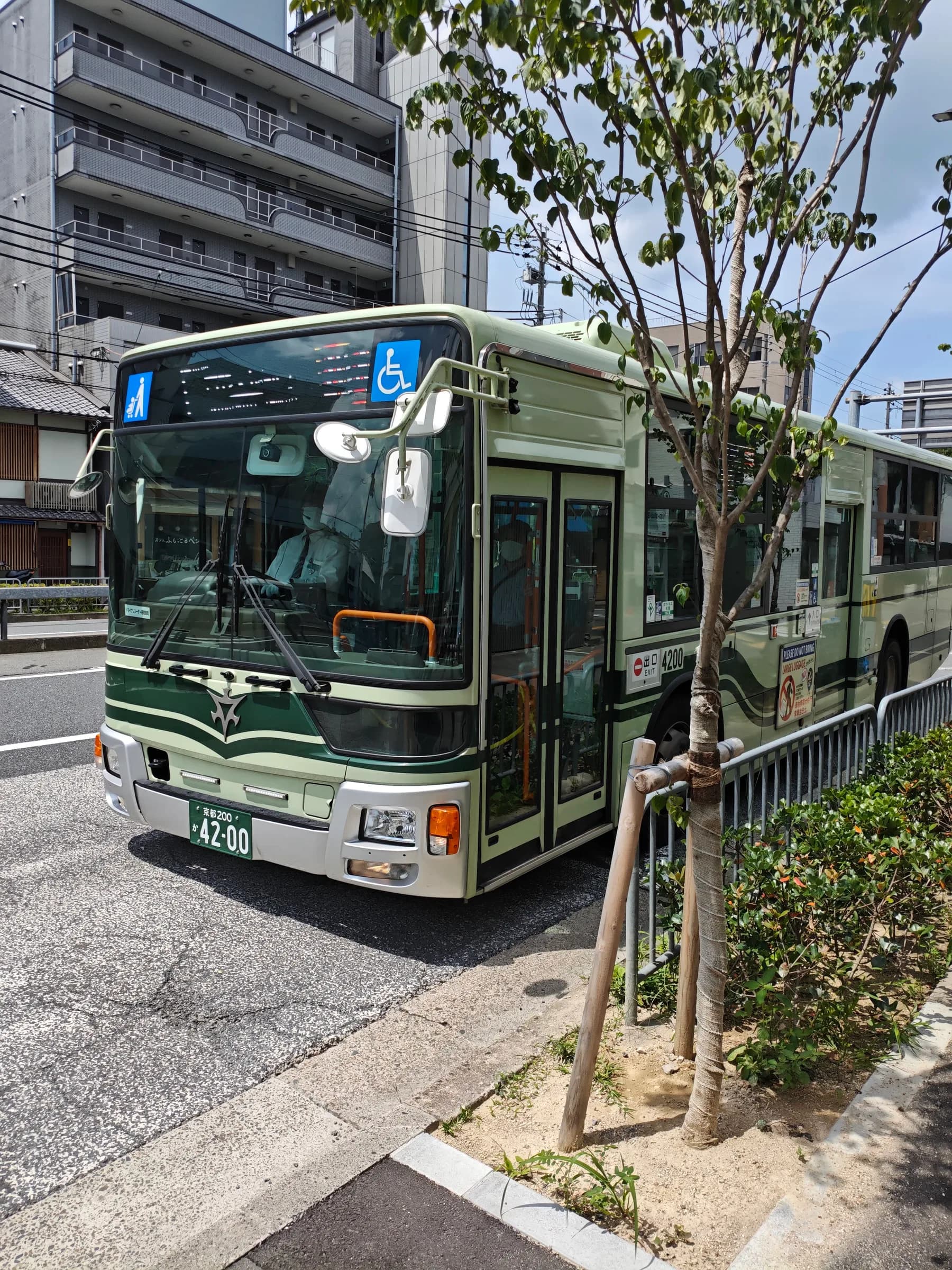 City bus circulant dans quartier résidentiel de Kyoto
