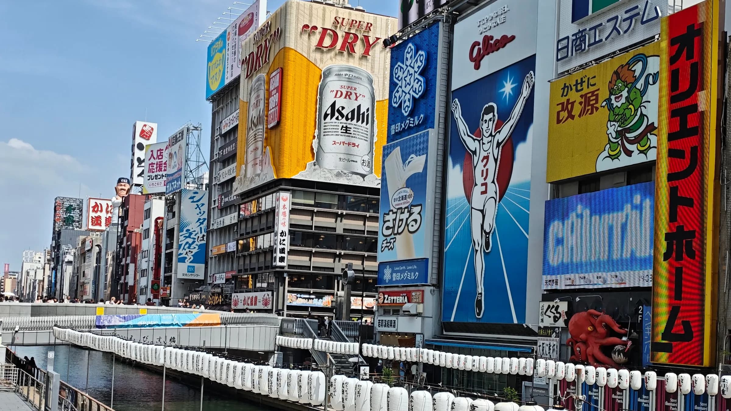 Vue sur l'emblématique Glico Sign à Dontobori