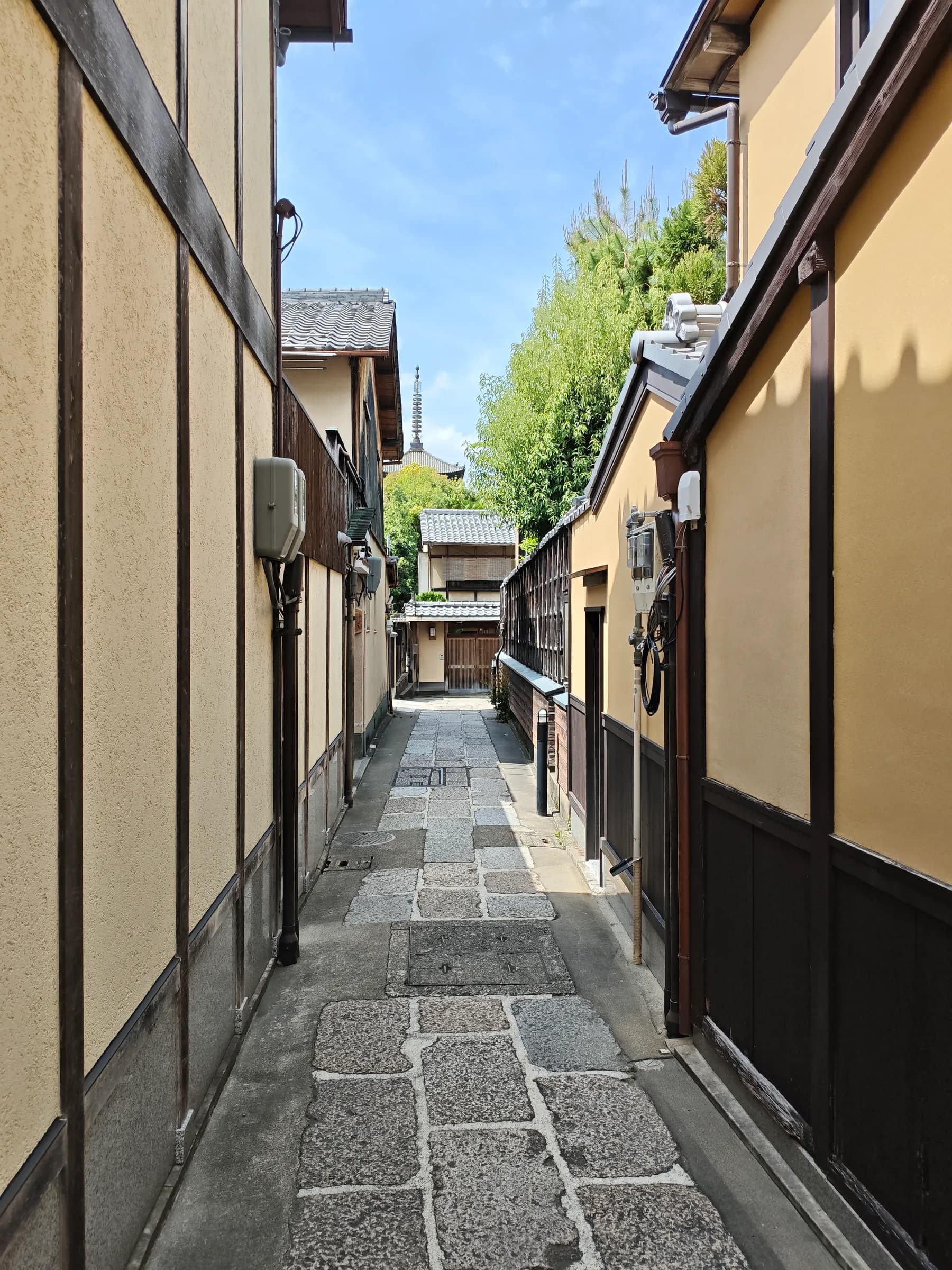 Edo period streets leading to Yasaka Pagoda