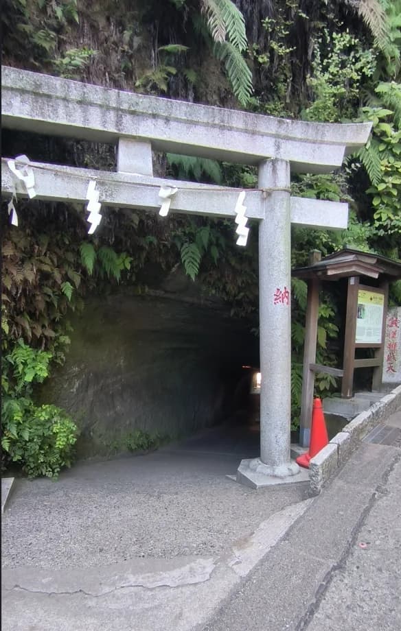 Zeniarai Benzaiten Ugafuku Shrine