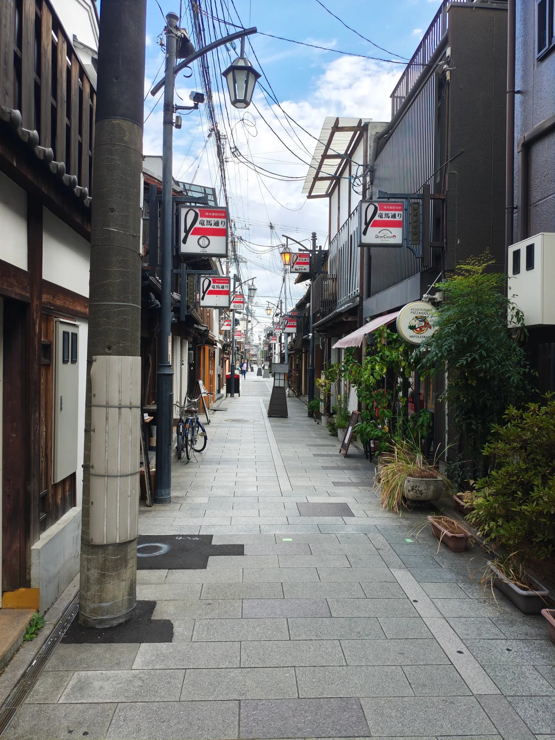 Fushimi Inari Walking Tour: 1,000 Torii, a Samurai Castle & Sake Breweries