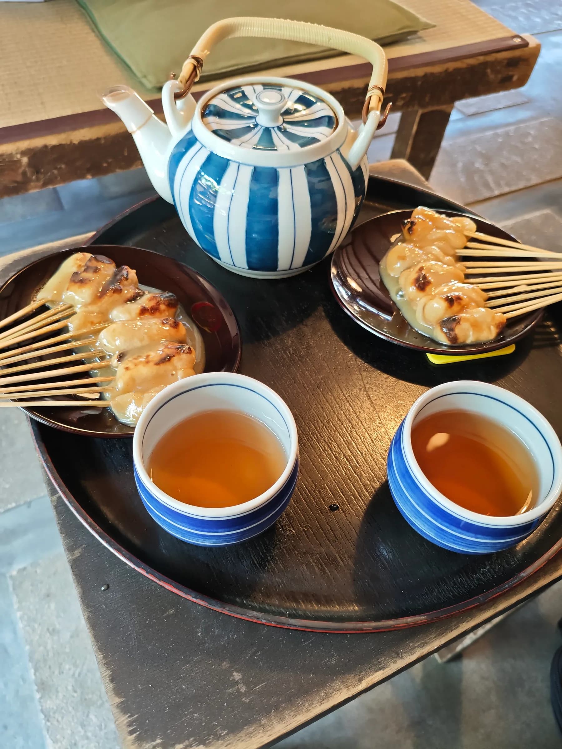 Pavillon d'or à vélo : berges de la Kamo, jardins zen et mochi grillés