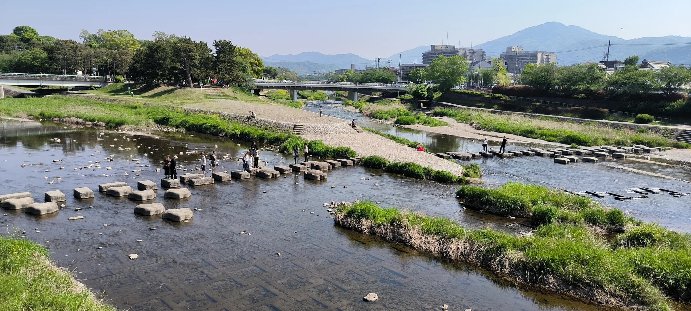 Pavillon d'or à vélo : berges de la Kamo, jardins zen et mochi grillés