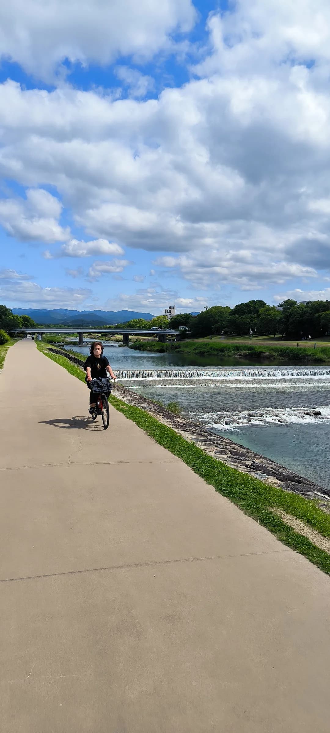 Pavillon d'or à vélo : berges de la Kamo, jardins zen et mochi grillés