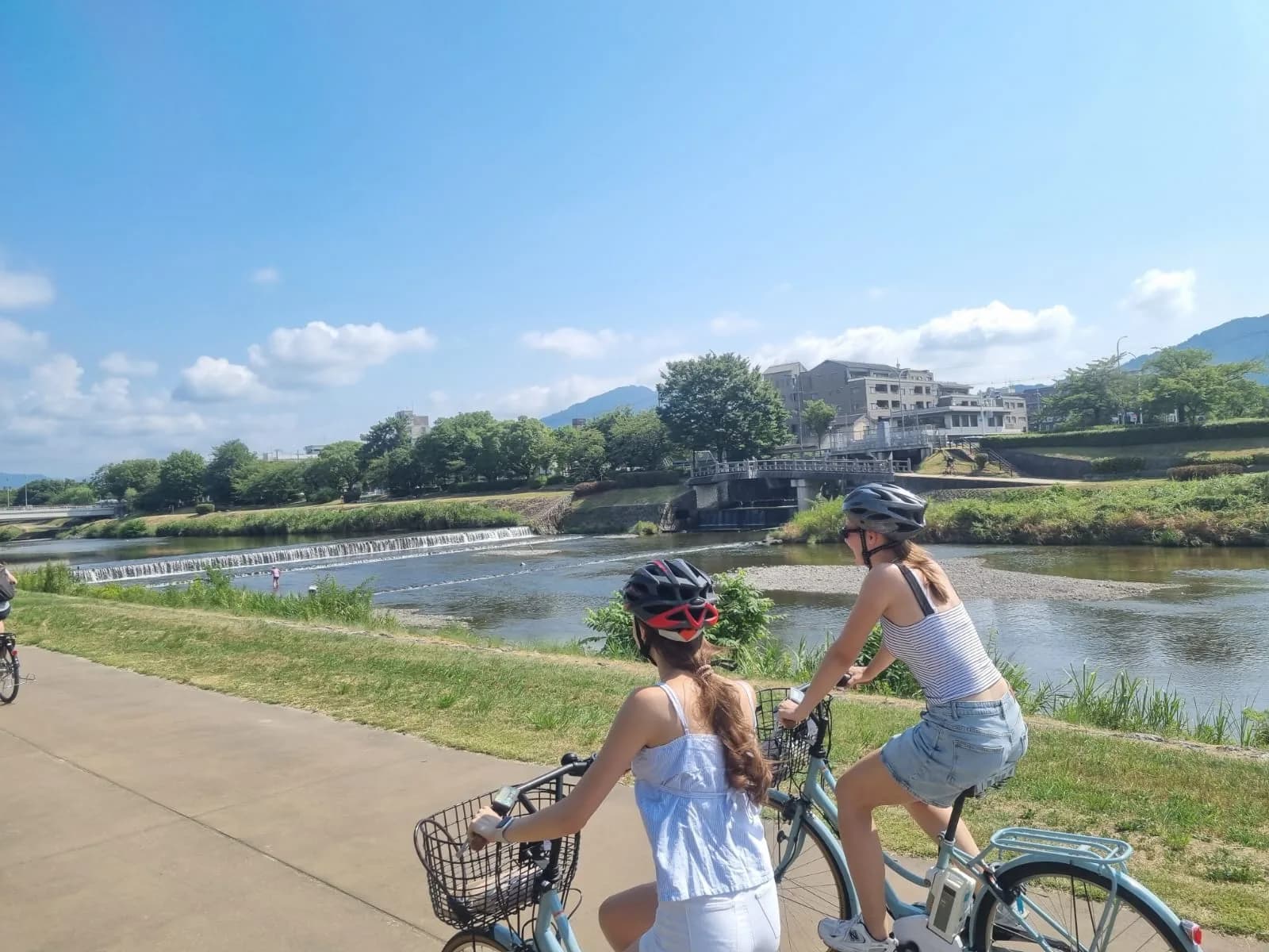 Pavillon d'or à vélo : berges de la Kamo, jardins zen et mochi grillés
