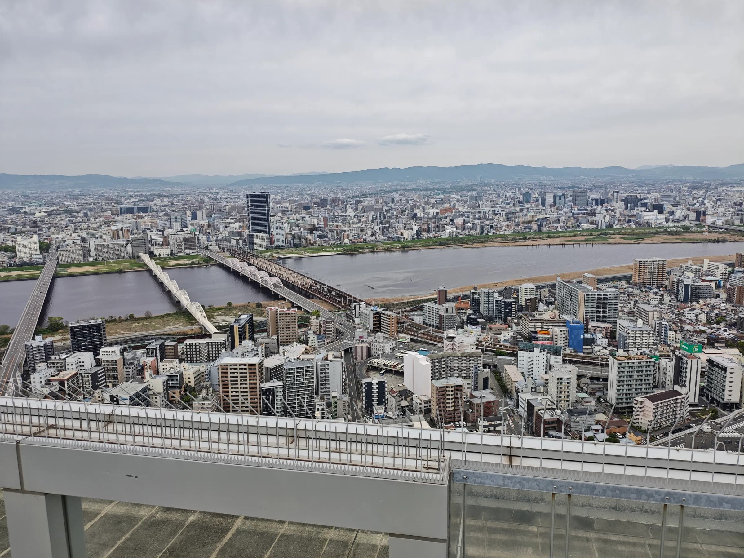 Osaka Kita à pied : ruelles d'avant-guerre, arcades d'antan et vue à 173 mètres