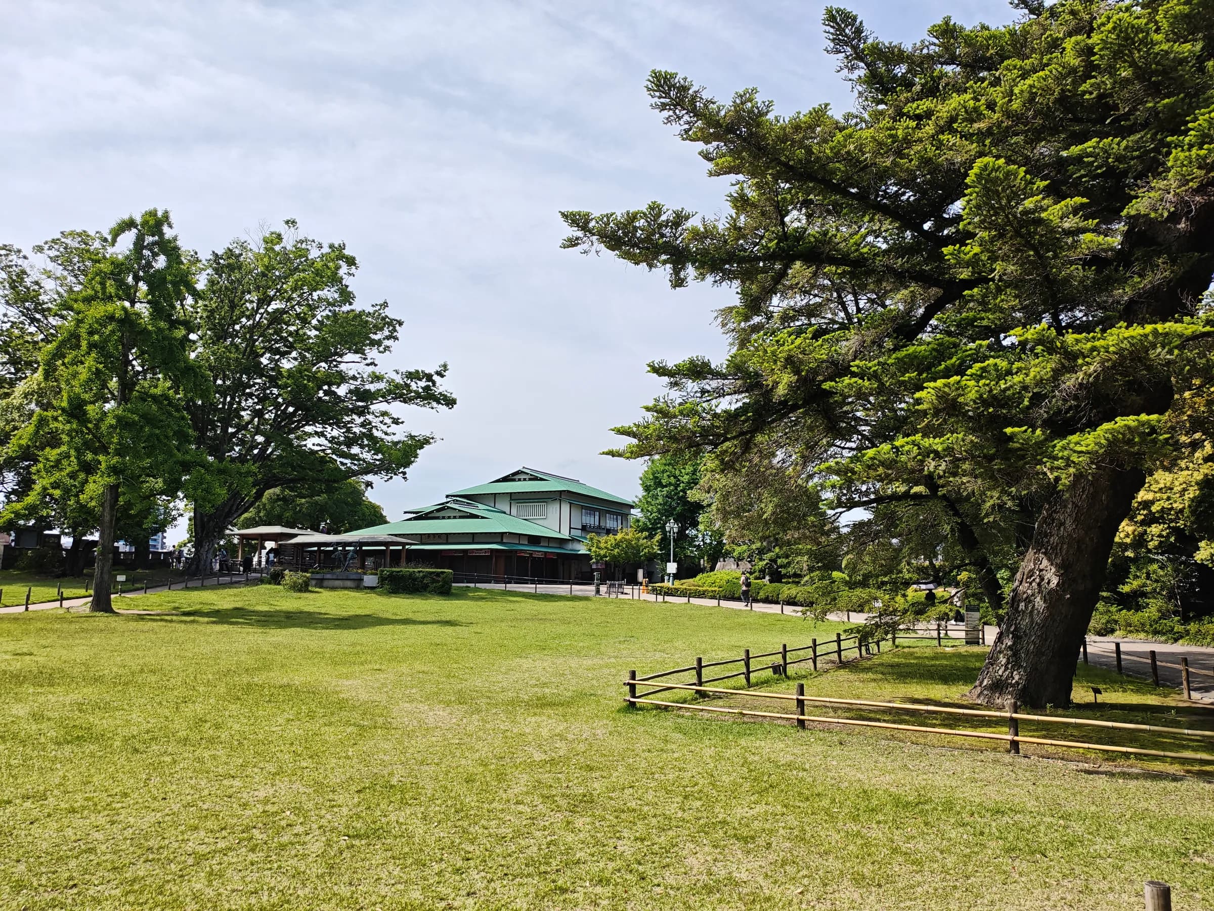 Okayama et Kurashiki à pied : grand jardin, château noir et canal en barque